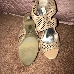 Simply Vera open-toed nude pumps